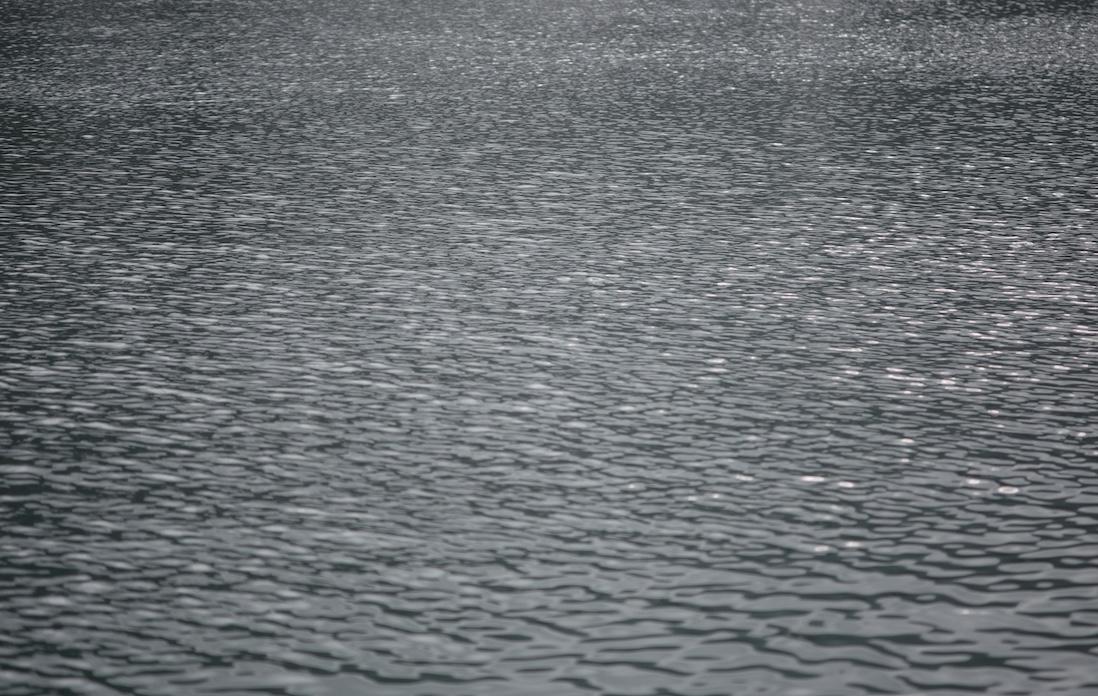 海は穏やかに見えるのに、漁はなし。ヒュルリヒュルリララ〜。