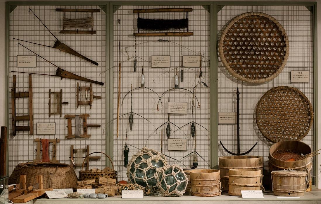 貴重！実際に使われていた昔の道具を展示する。ほかに、村の祭りを伝えるコーナーもあり。