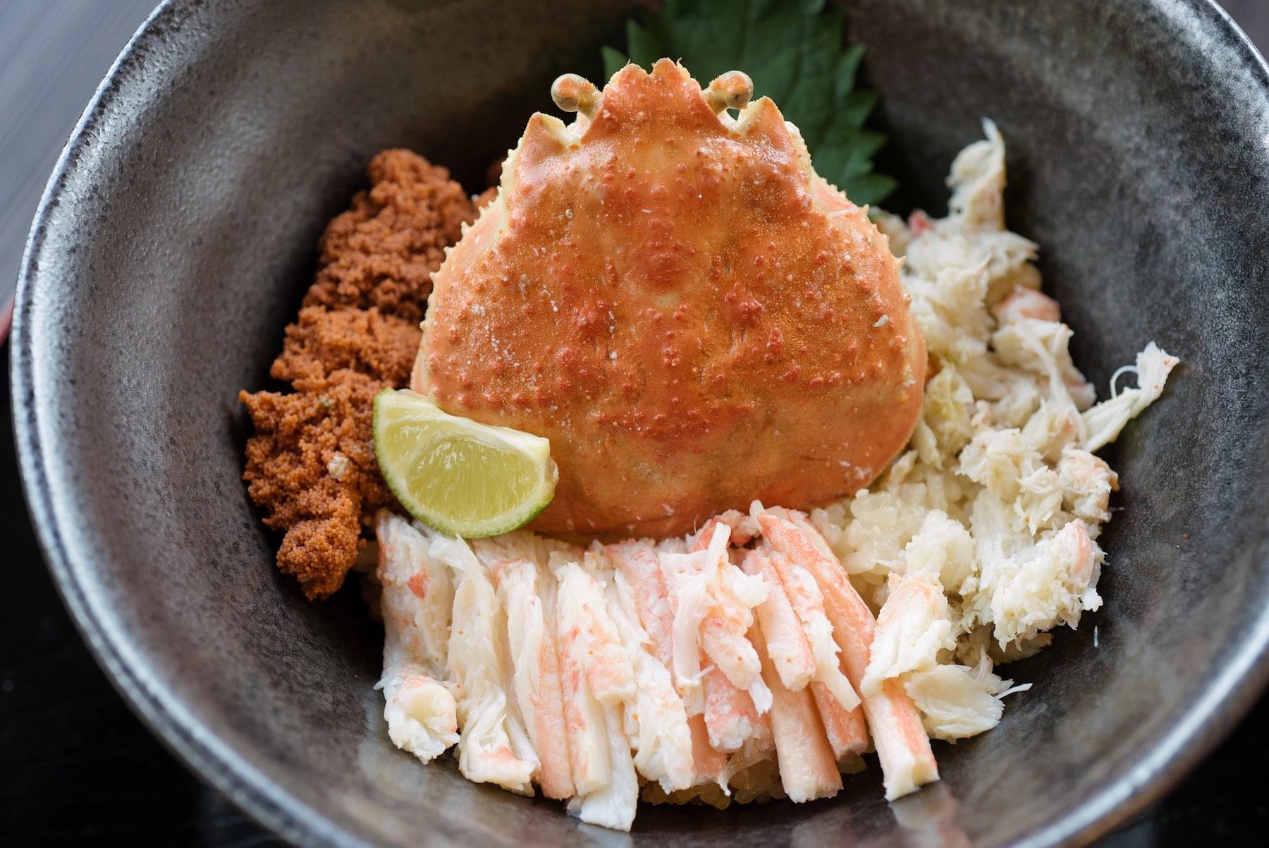 これが“まつ田せいこ丼”！セイコガニまるまる2匹分の身に加え、内子に外子、濃厚な蟹味噌をのせた名物丼。名前もさることながら、麗しく立派な見栄えもインパクト大。