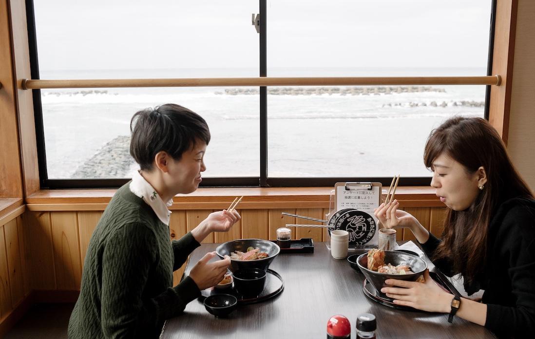 甘く旨味の深い身、コク豊かな蟹味噌、食感のいい外子に内子。余すことなくセイコガニを味わえる丼は、思わず笑顔がこぼれちゃうおいしさ。