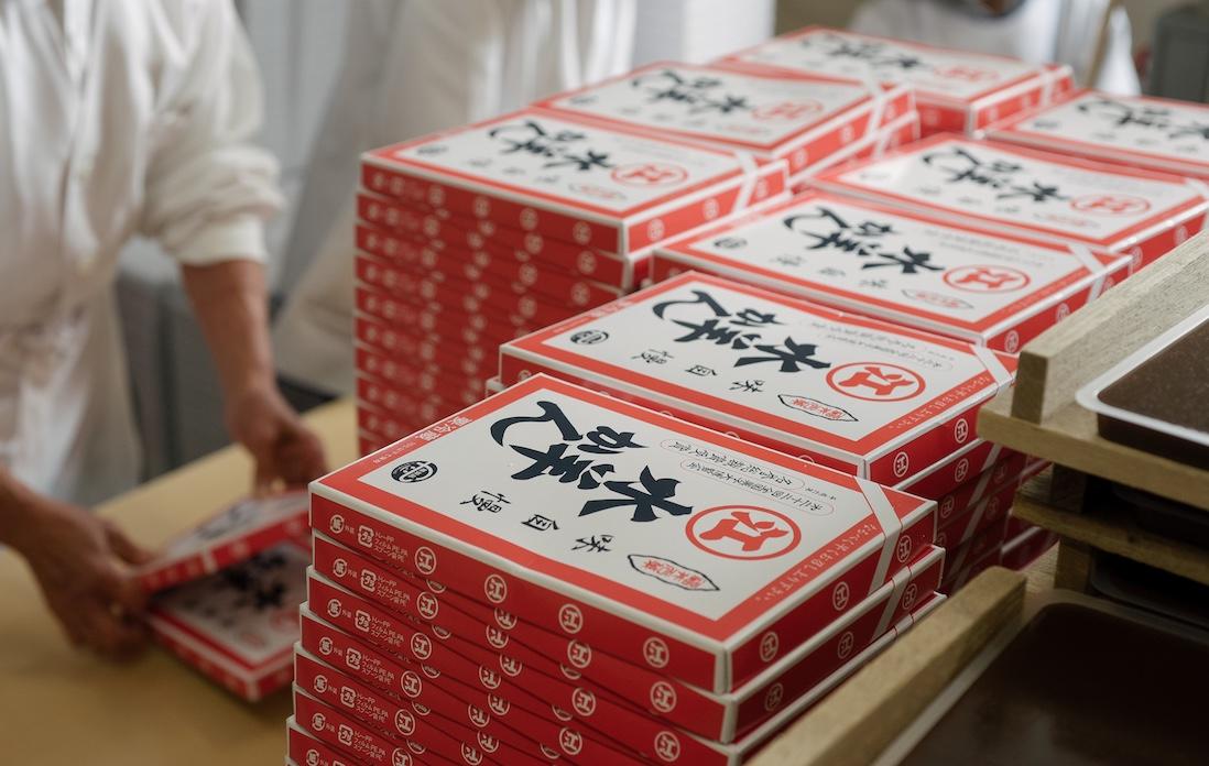 福井の水ようかんは個包装ではなく、ぺろんとした一枚物の箱入り。食べる直前に切り分けるのがお決まりである。