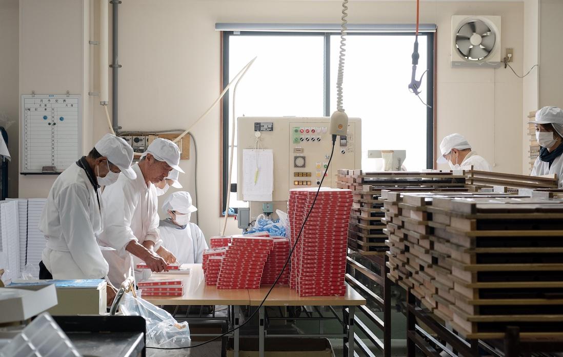 熟練の職人さんたちがせっせと箱詰めする水ようかんは、11月1日～3月末までの期間限定商品。