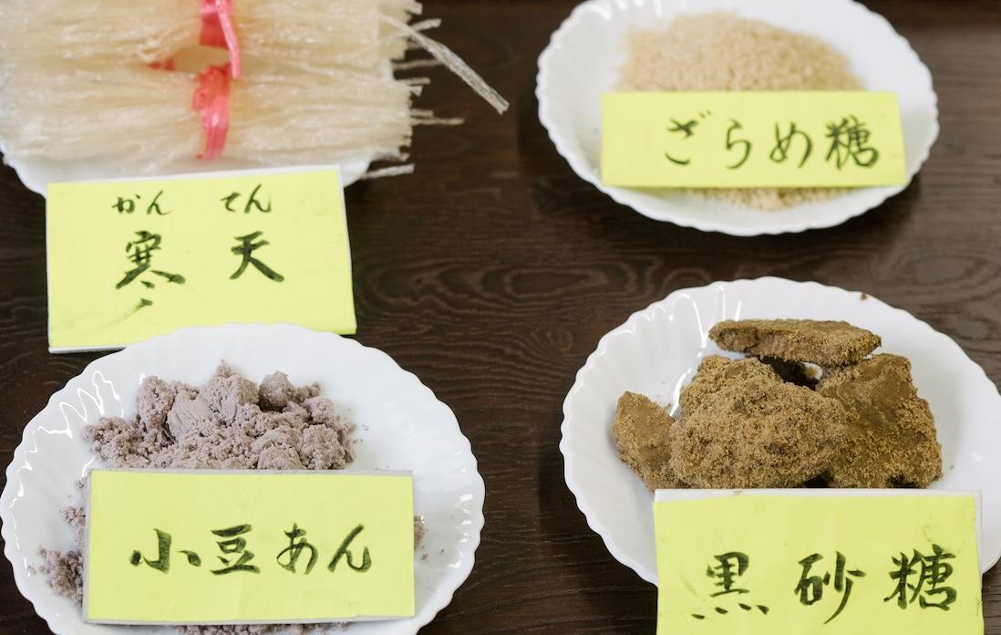 材料は、小豆餡、黒砂糖、ざらめ、寒天だけ。社長の江川さん曰く「砂糖を入れる量がポイント」。