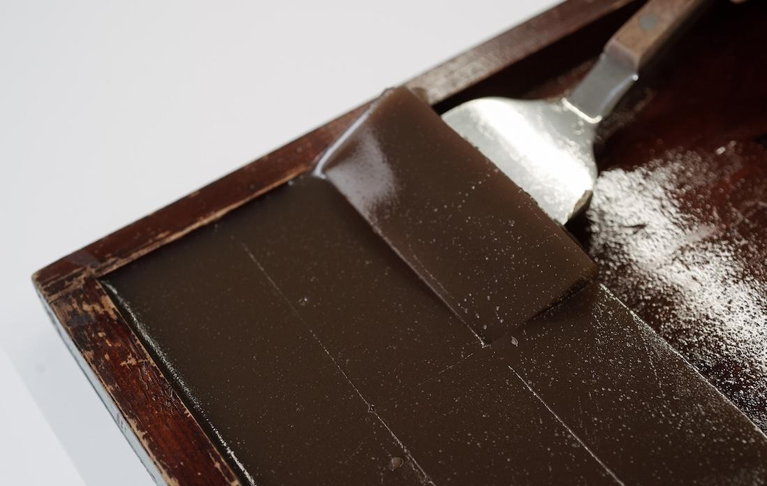 ひんやり、つるりと喉を滑りゆく。甘党でなくとも、ぺろりと平らげられる軽やかな甘さだ。