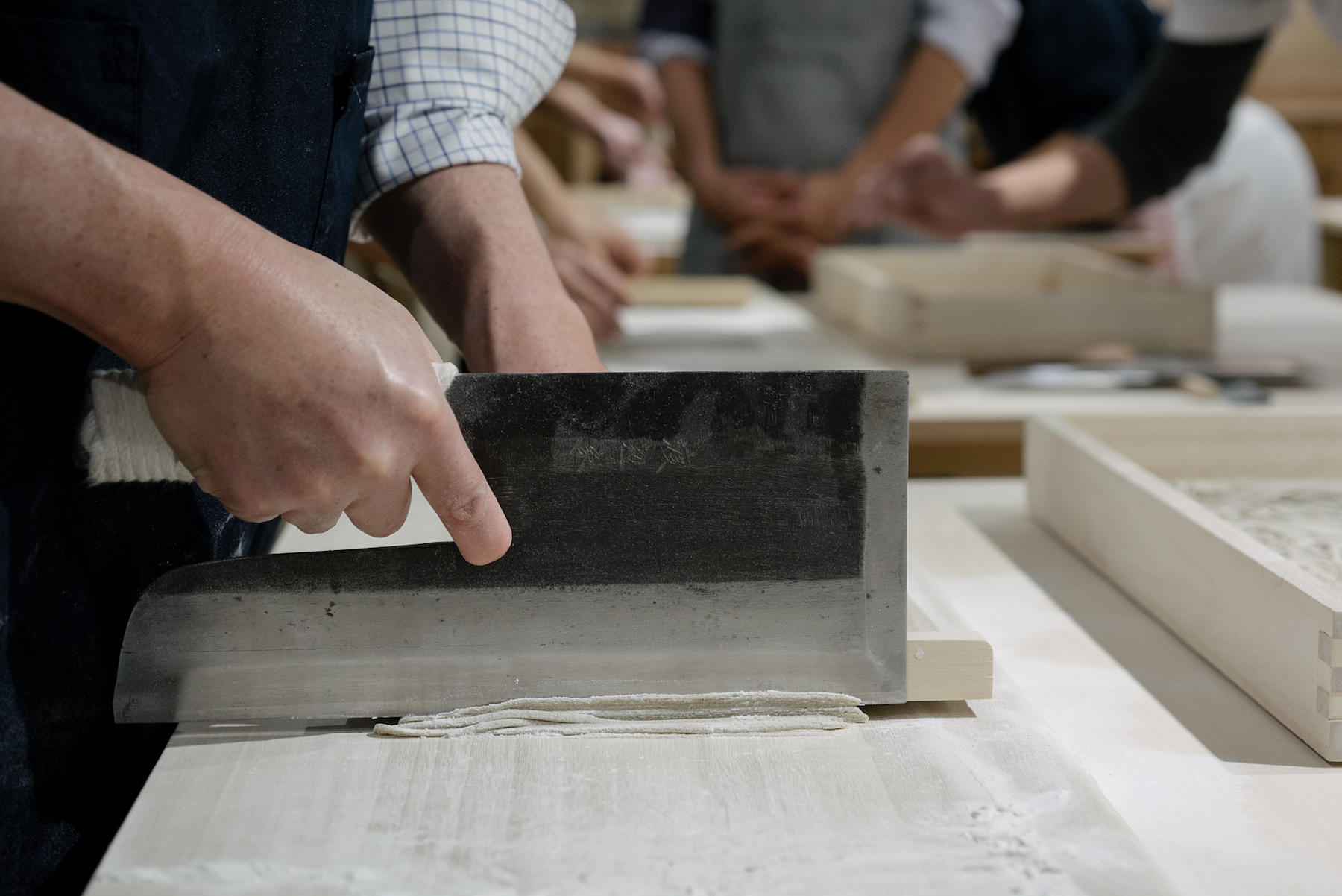 蕎麦を切るのは易しいものではなくて、太すぎず、細すぎず。 按配が難しい。