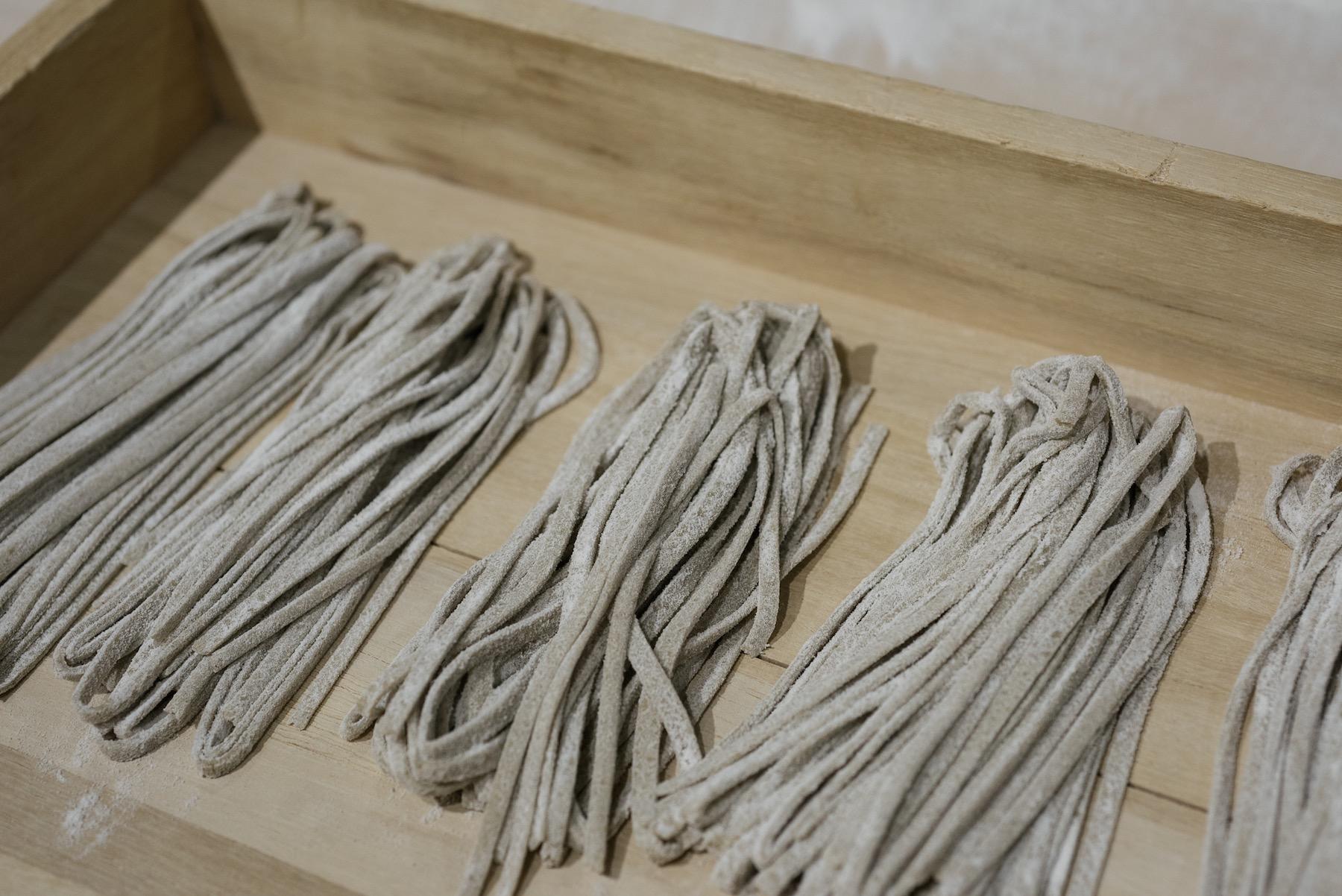 「越前蕎麦倶楽部」は2017年にオープンした、蕎麦打ち体験教室と蕎麦店が併設された新しいスタイルの蕎麦屋さん。福井に来たなら、やっぱり“越前おろし蕎麦”を食べたい。