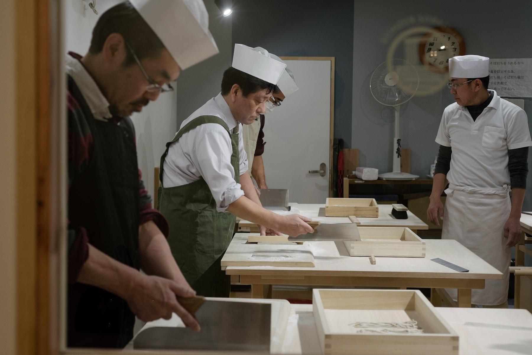 窓越しに見ると、みなさんがいっぱしの蕎麦職人に見えるから不思議。