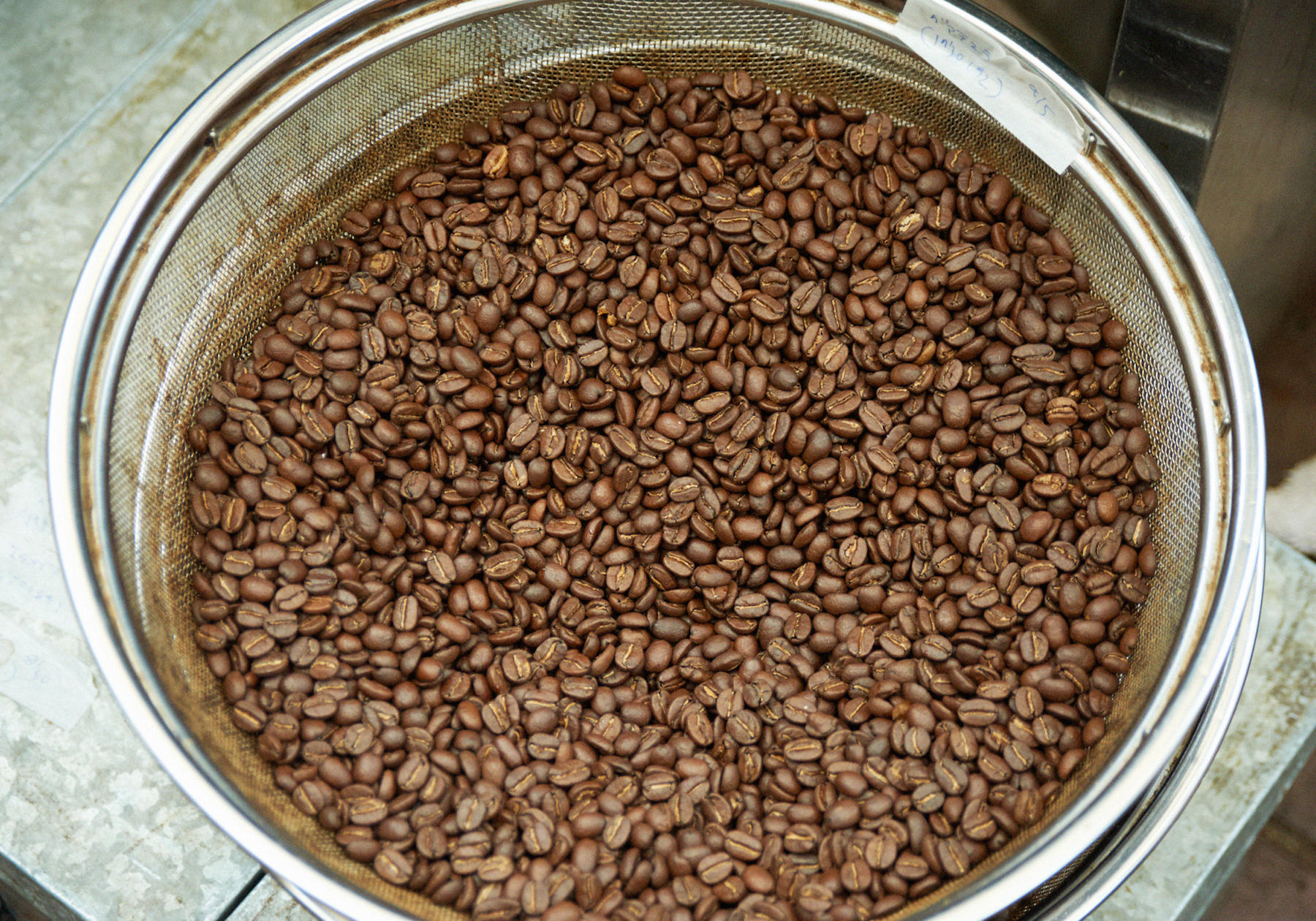 コーヒーを美容室で供するには、当たり前だけれど、豆を仕入れなければならない。そう、田中さんに自分で焙煎をするという発想はなかった。