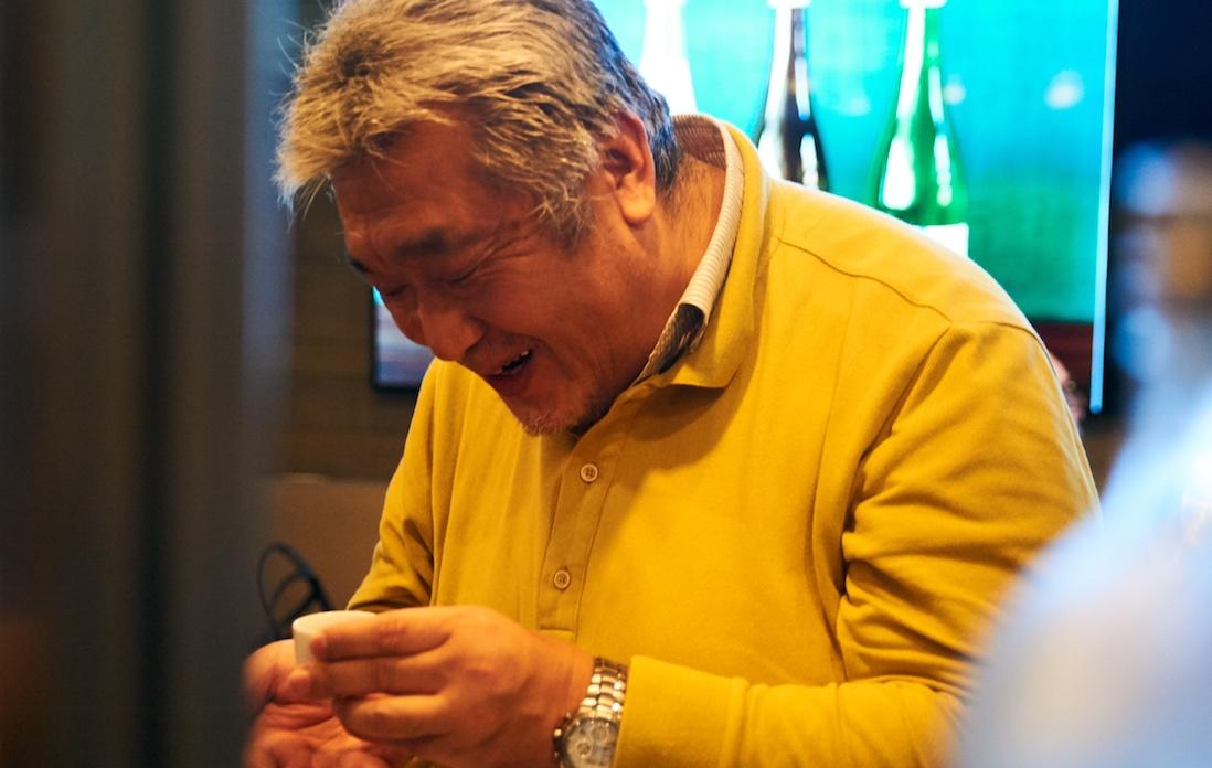 美味しそうにd酒を飲む姿