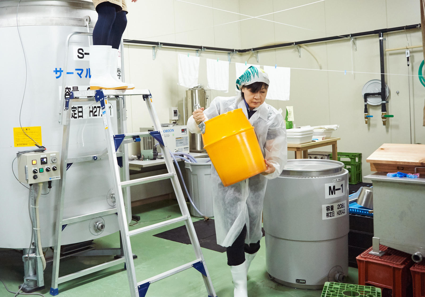 ジムで鍛えた腕力で、仕込み水をどっこいしょ。