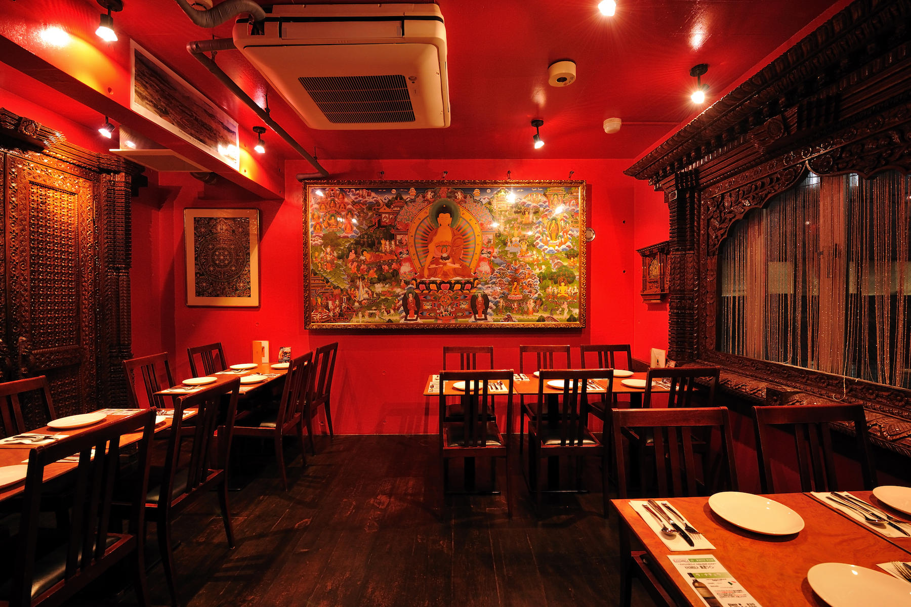 4~32名まで入れる個室や半個室になっており、こちらは火の部屋。