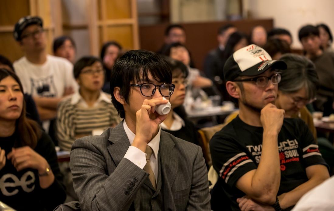 みなさんの美しき呑み姿、とくとご覧ください。