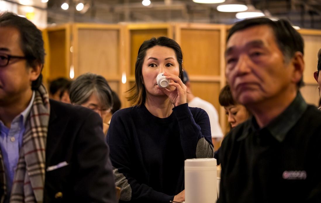 みなさんの美しき呑み姿、とくとご覧ください。