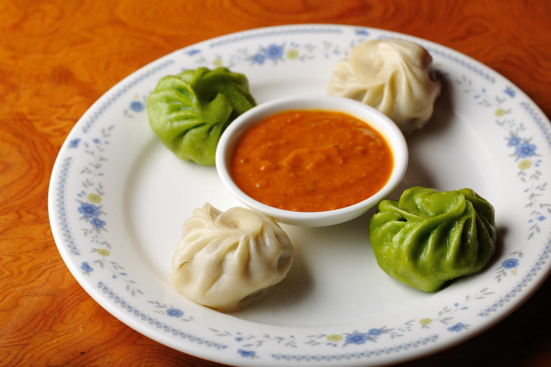 ヒマラヤ鍋コース4860円は2人前から注文可。最初の前菜は“モモコ”