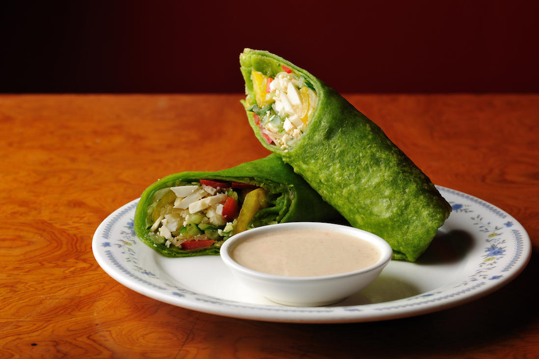 シャキシャキとした野菜の歯ざわりも楽しい“クンビラ・ロール”