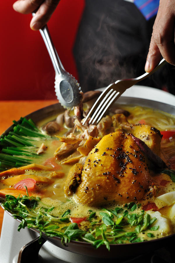 スタッフが鶏肉を丁寧にさばき、骨を取ってくれるので、身をゆだねよう(写真は4人前)。