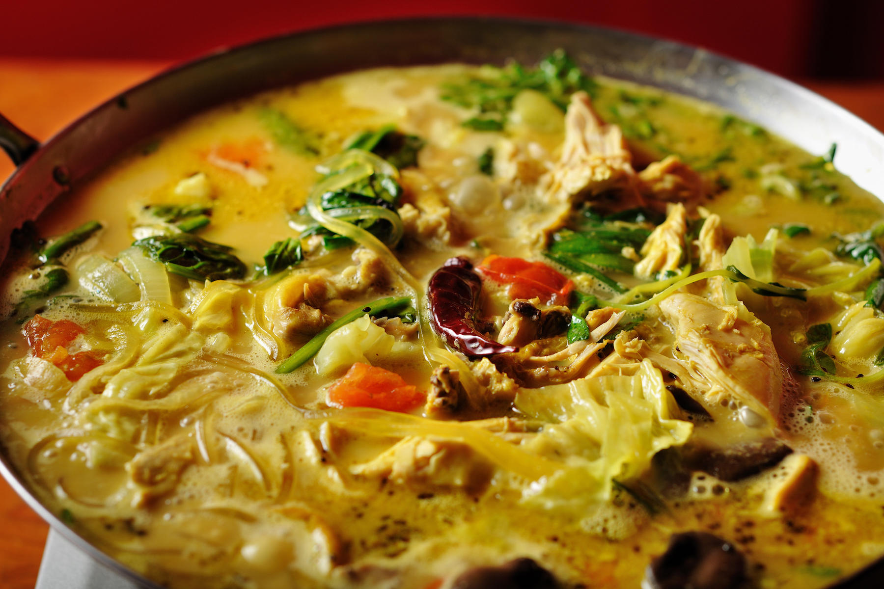 少しぐつぐつしたら、まずはスープから。いつまでも飲みたくなる絶品スープだ(おかわり自由)。