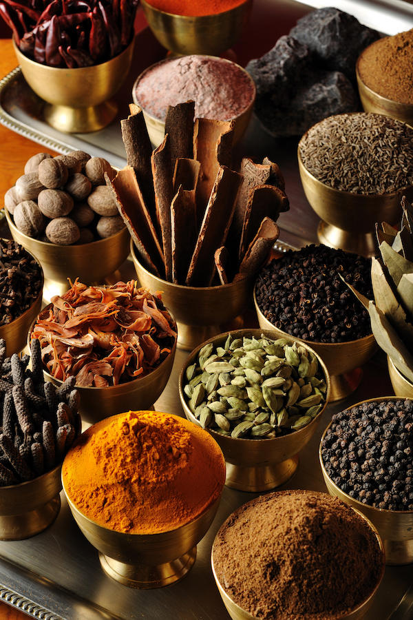 厳選したホールスパイスを使って、特製のガラムマサラをつくる。