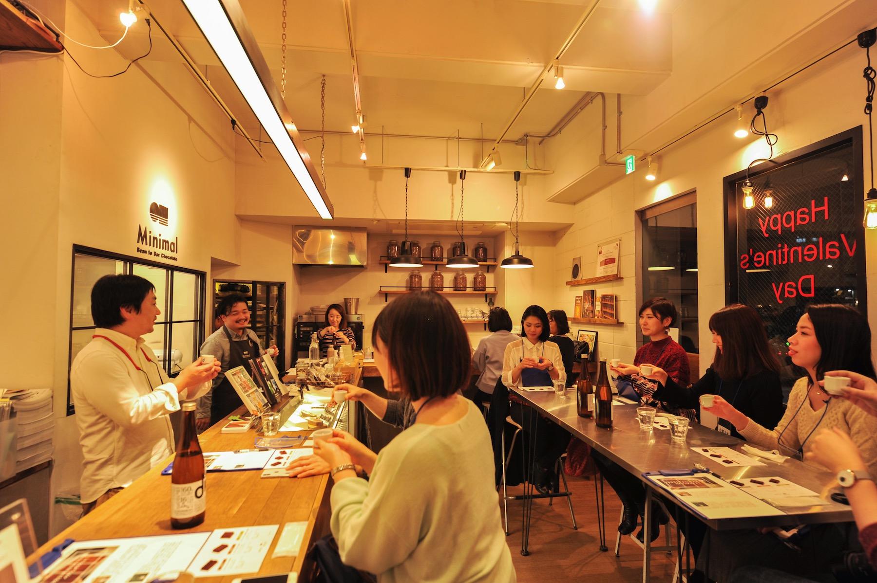 オリジナルのd酒お猪口で乾杯。今宵、どんな味わいが生まれるのか胸が弾みます。