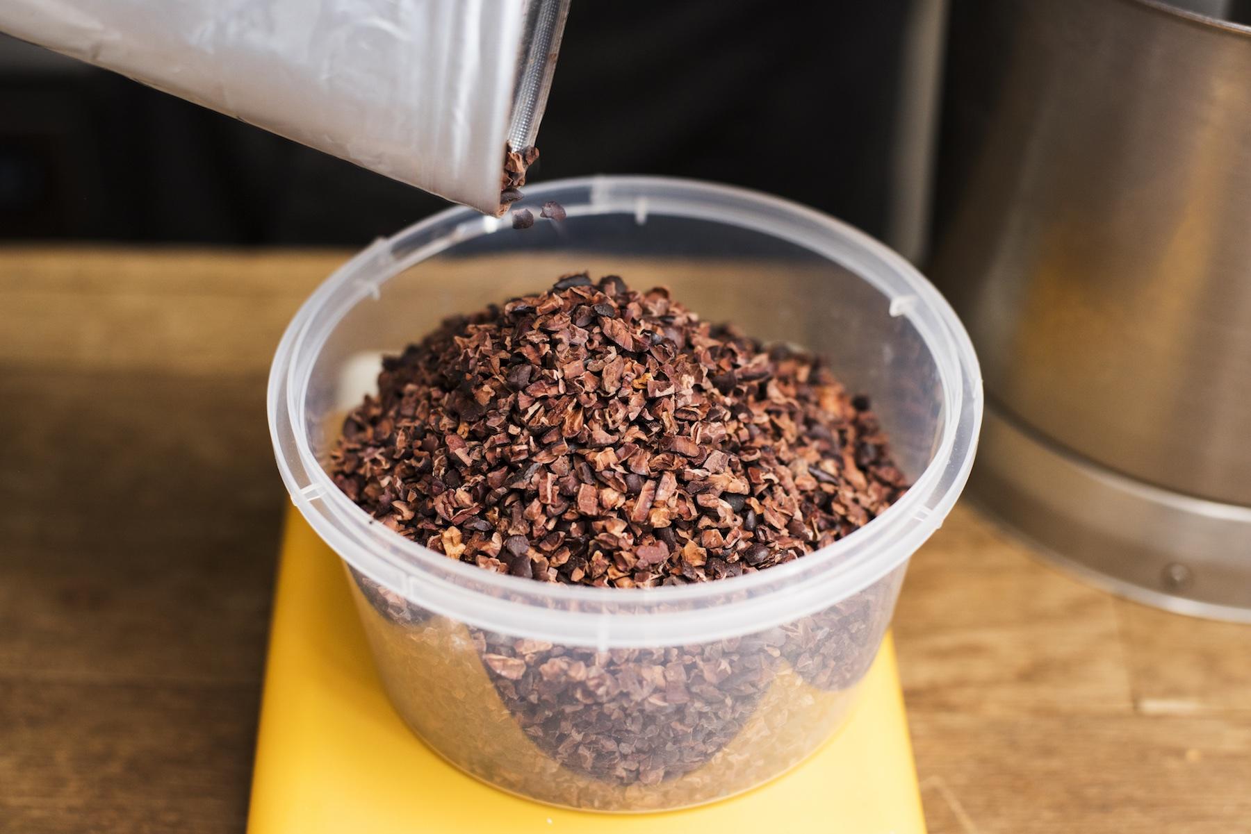 カカオ豆を発酵、焙煎して荒く砕いたカカオニブ。ポリフェノールやビタミン、ミネラルが豊富なので、最近はスーパーフードとして注目を集めている。