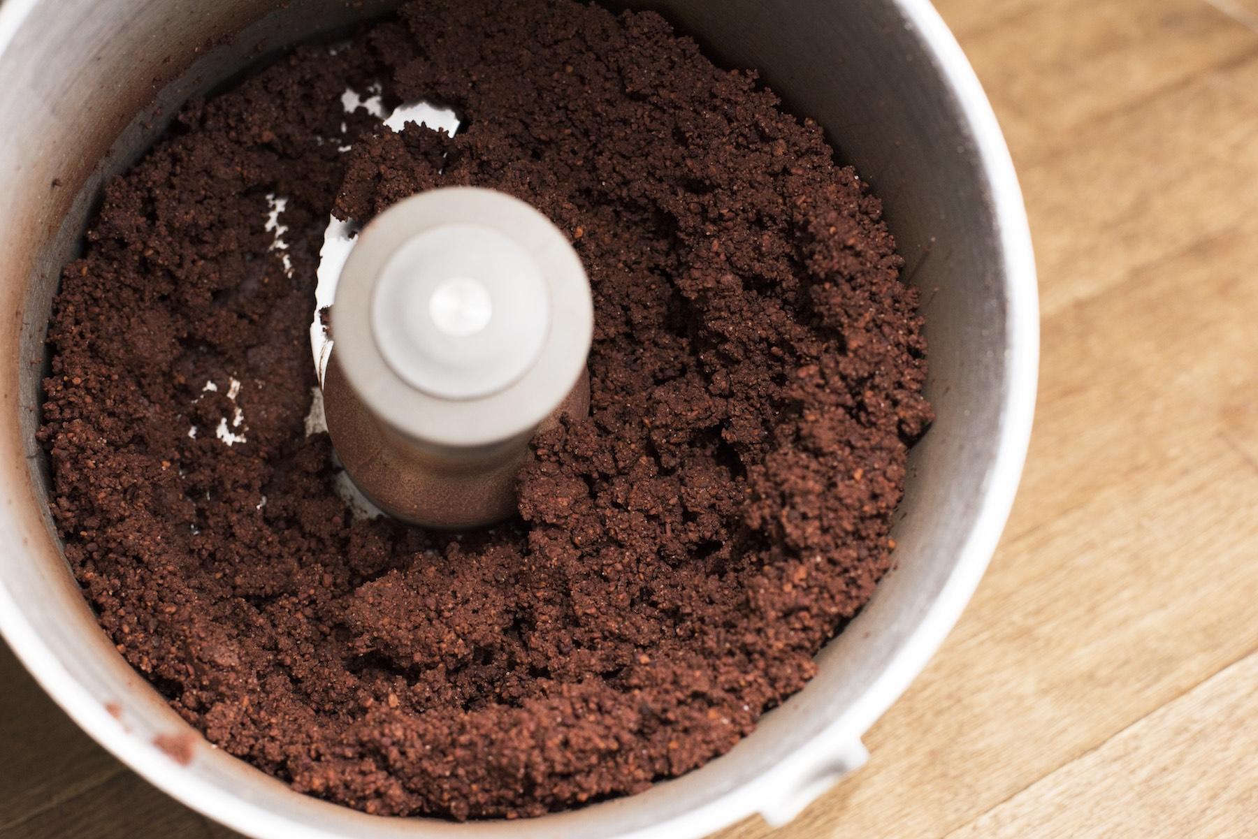 カカオ豆は、50〜55%程度が油分のカカオバターで構成されている。