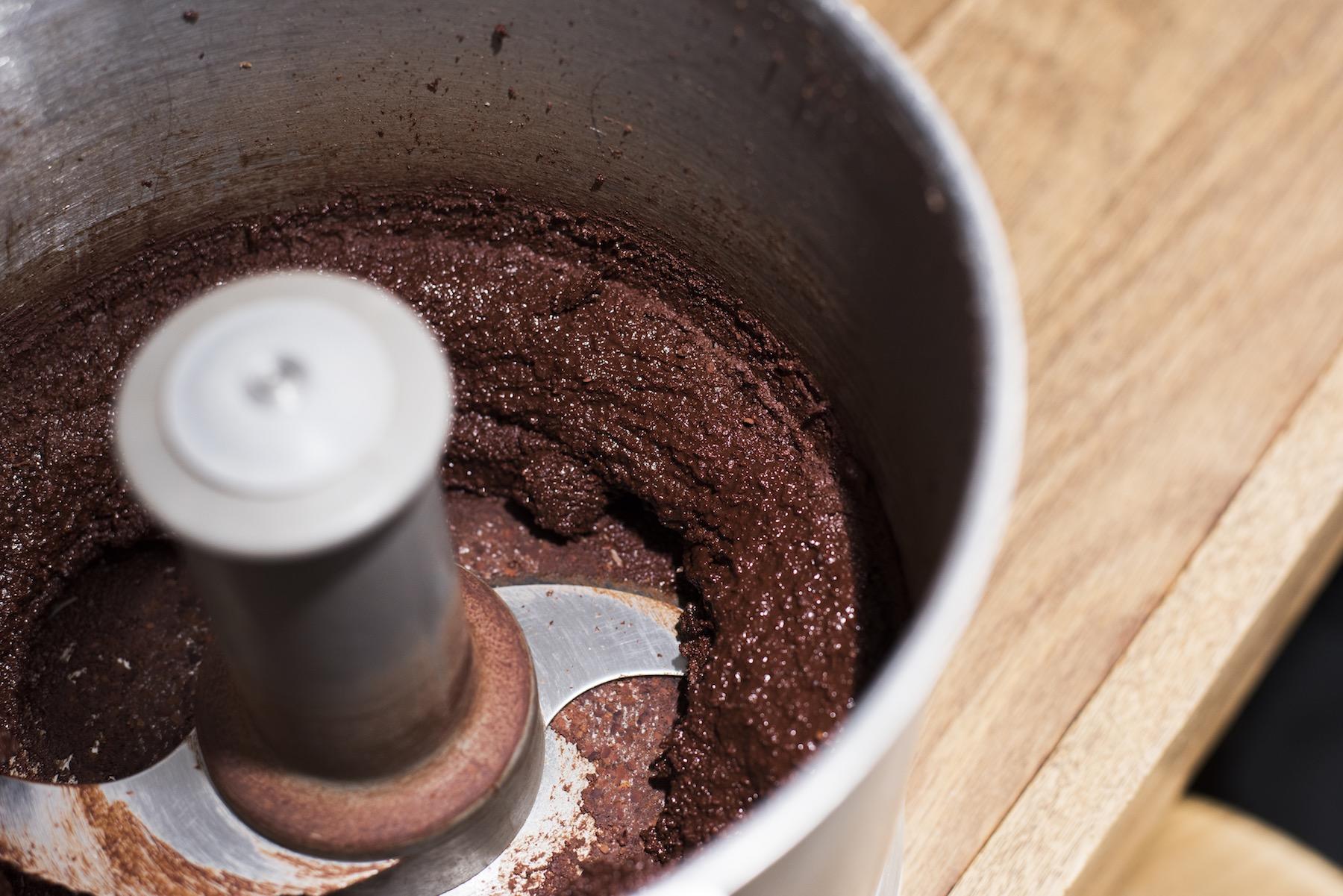 カカオ豆からチョコレートをつくる過程は、緻密な作業の連続。豆の個性に合わせてレシピを変え、試した数は3,000通りを超える。