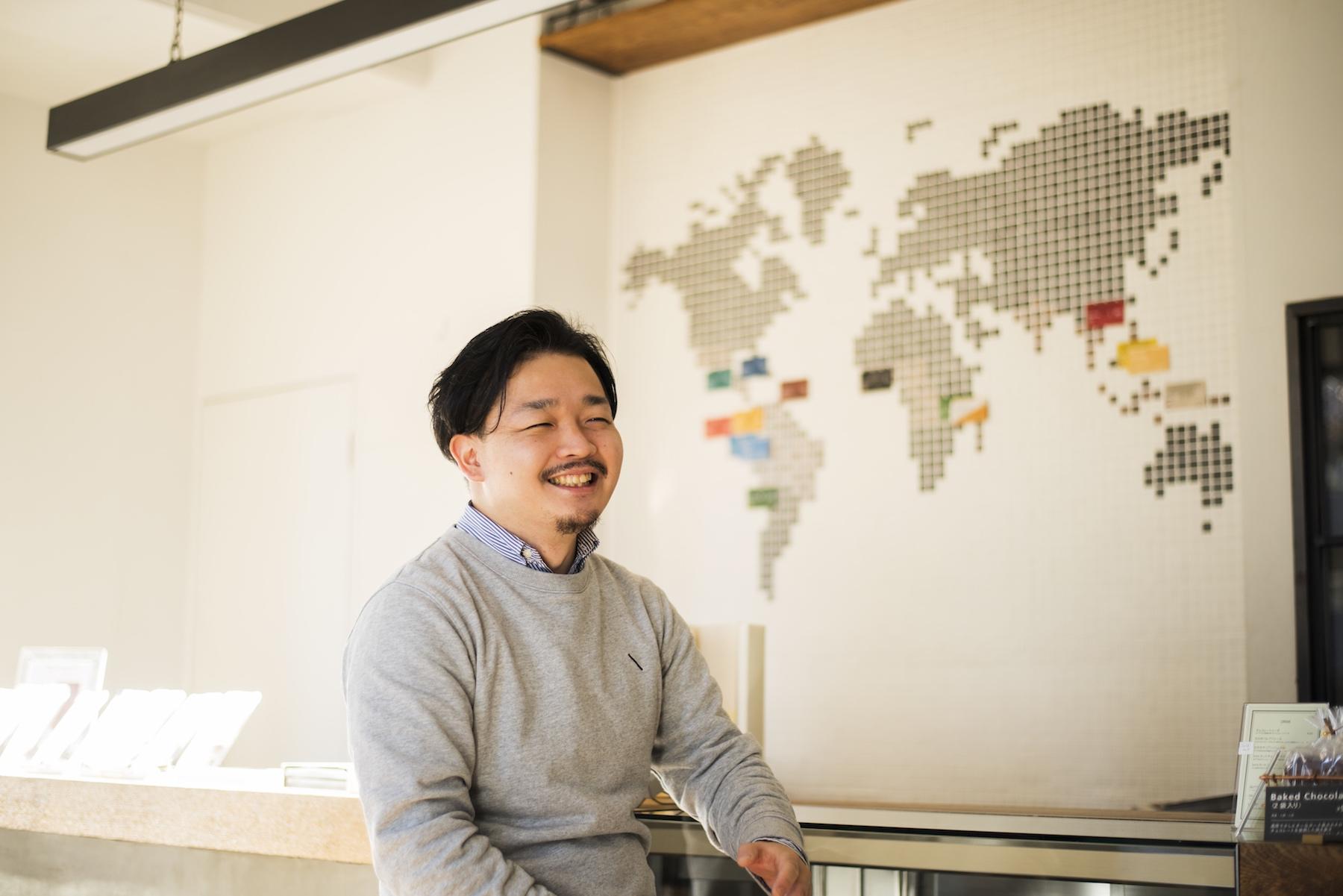 2014年に勤めていた経営コンサル会社を退職して、「Minimal-Bean to Bar Chocolate-」を立ち上げた山下貴嗣さん。カカオの職人・パティシエ・バリスタ・ソムリエなど多様なメンバーを擁するチームをつくり、「インターナショナルチョコレートアワード世界大会2017」では金賞を受賞するなど、世界的な評価も高い。現在34歳。