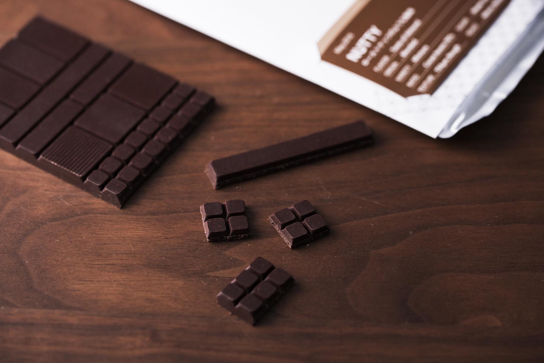 でき上がった板チョコレートには、カカオ豆本来の生き生きとした香りが宿る。