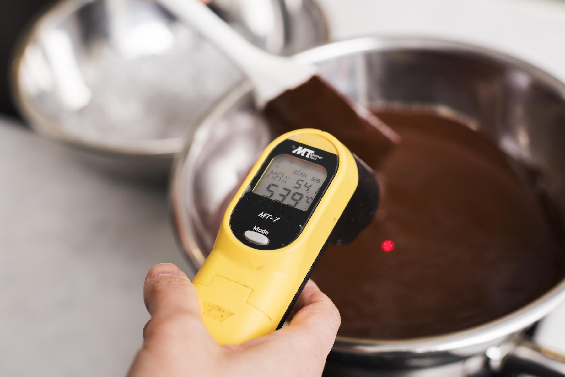 結晶構造を調整するために、チョコレートの温度が50度程度になるまで湯煎で温める。