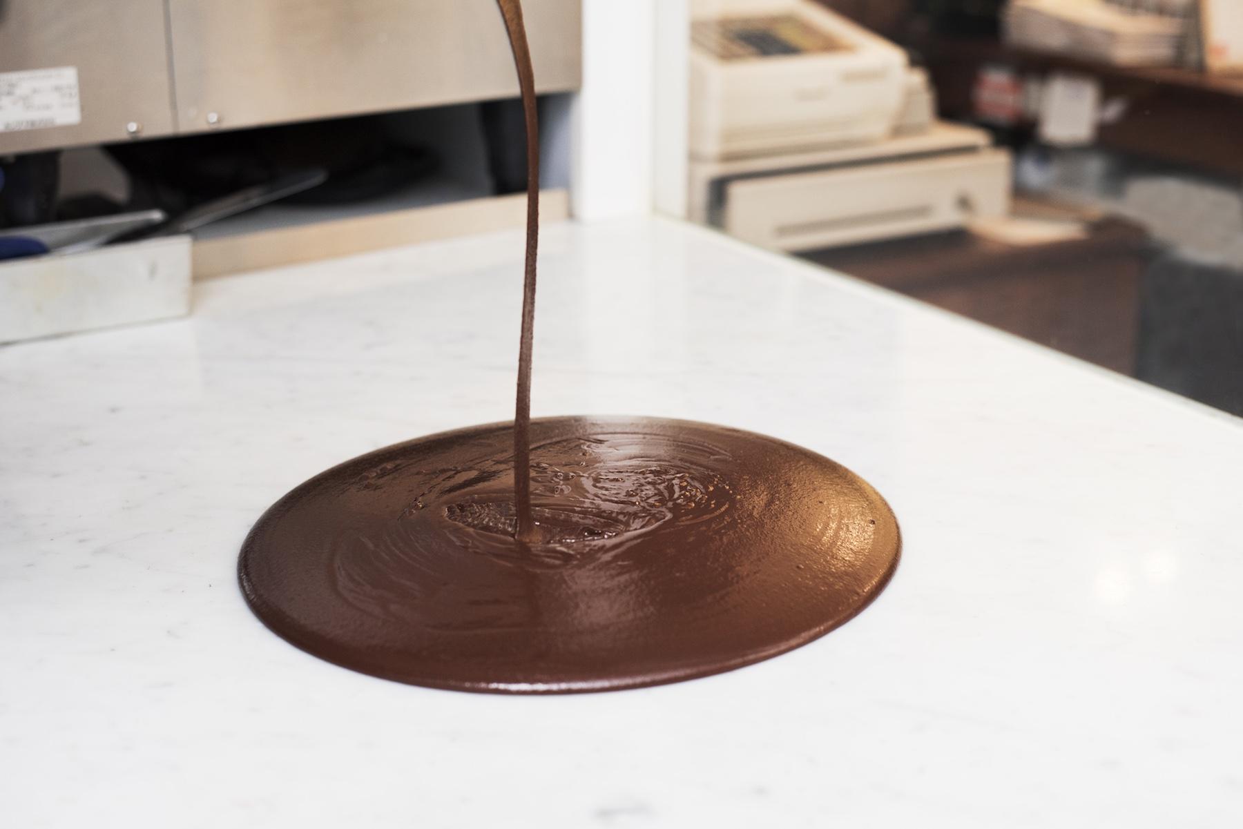 冷たい大理石に広げることで、チョコレートの温度を冷やす。