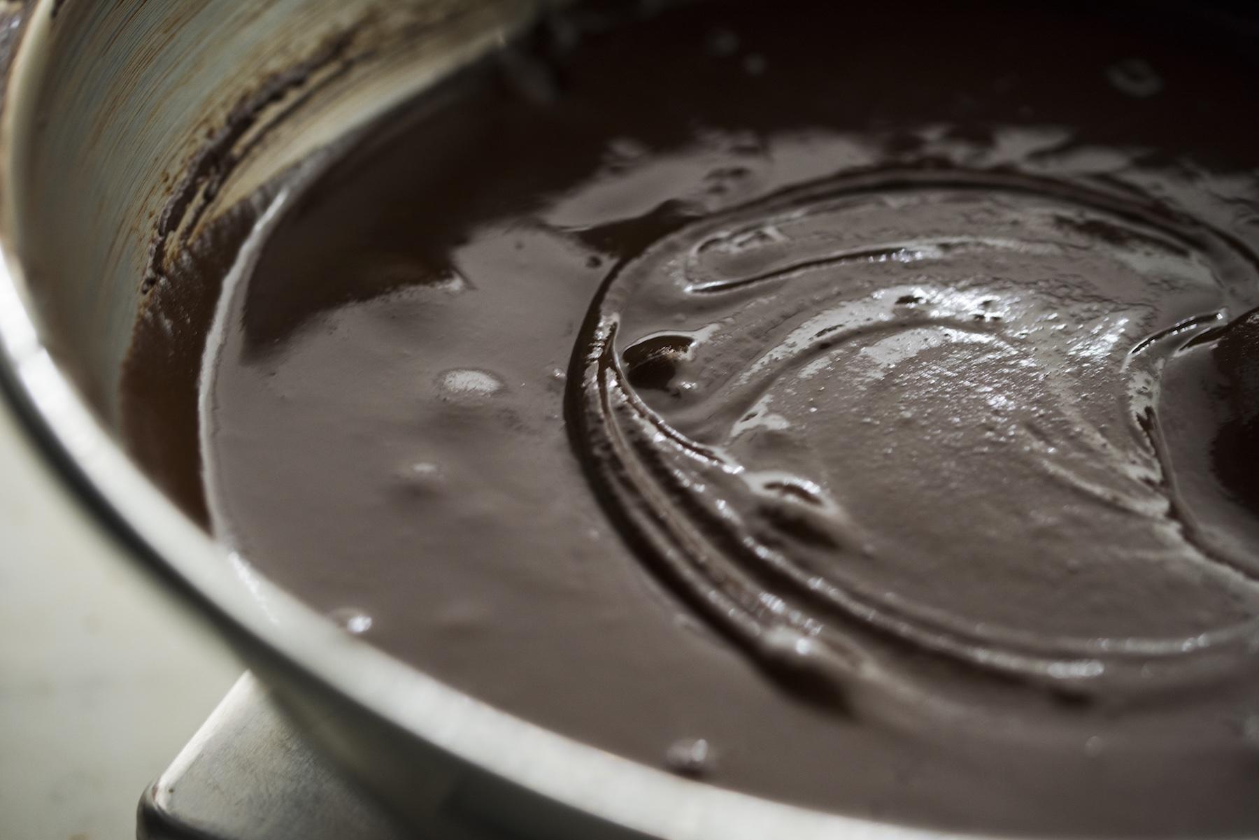 カカオの主要原産国は赤道直下の熱帯地域。気候・土壌・農法・生産者などの条件の掛け合わせで、同じ味わいがふたつと生まれない、複雑な農作物。