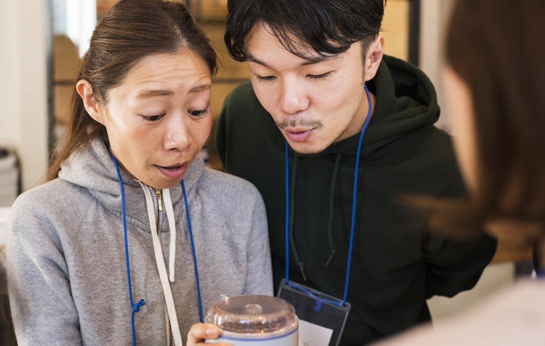 細かく粉砕、攪拌されることで、カカオ豆の姿は瞬く間に変わっていきます。