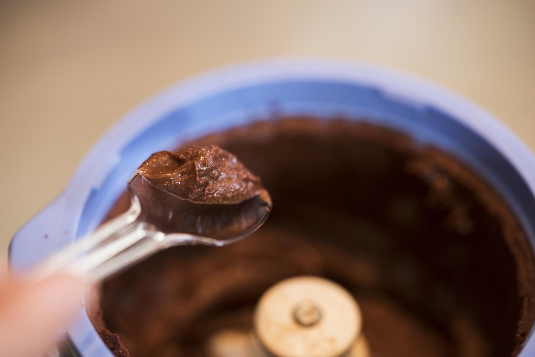 ペースト状になったカカオ豆は、カカオマスと呼ばれます。苦味の奥にかすかにチョコレートの面影を感じます。