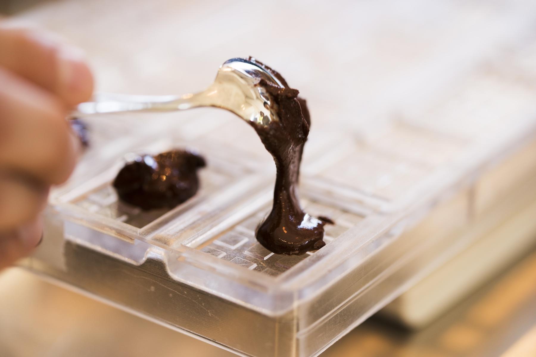 ひとマスにつき5g。慎重に型へと移します。