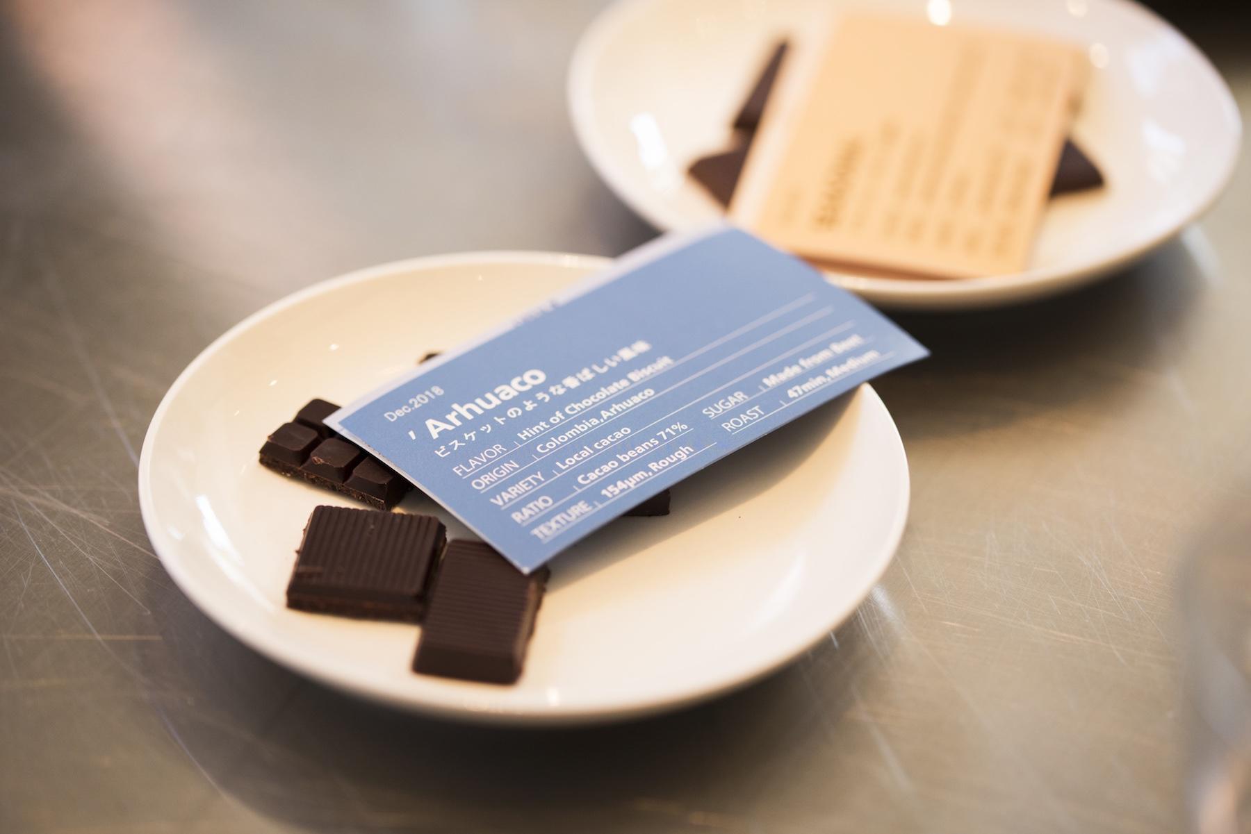 カカオ豆とチョコレートを見て、触って、食べてみる。五感を使ったワークショップの始まりです。