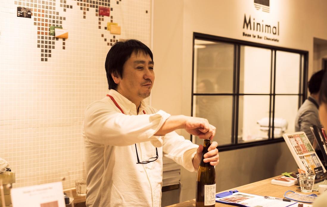 dancyu web編集長の江部は、d酒を楽しむみなさんの姿が嬉しくてにっこり。