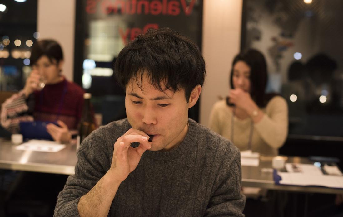 噛むほどに口の中でカカオ豆の香りが弾けます。