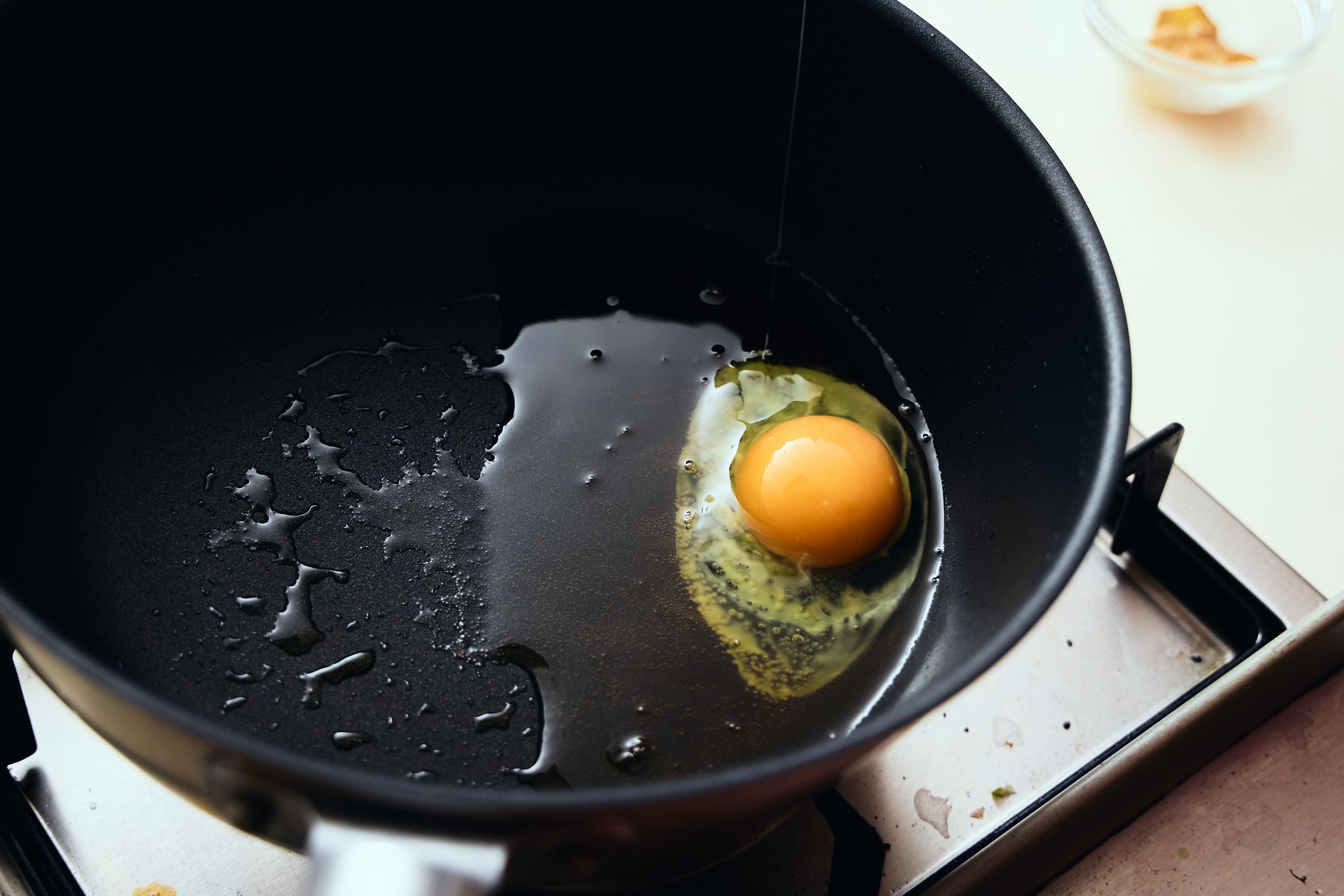 卵を割り入れる