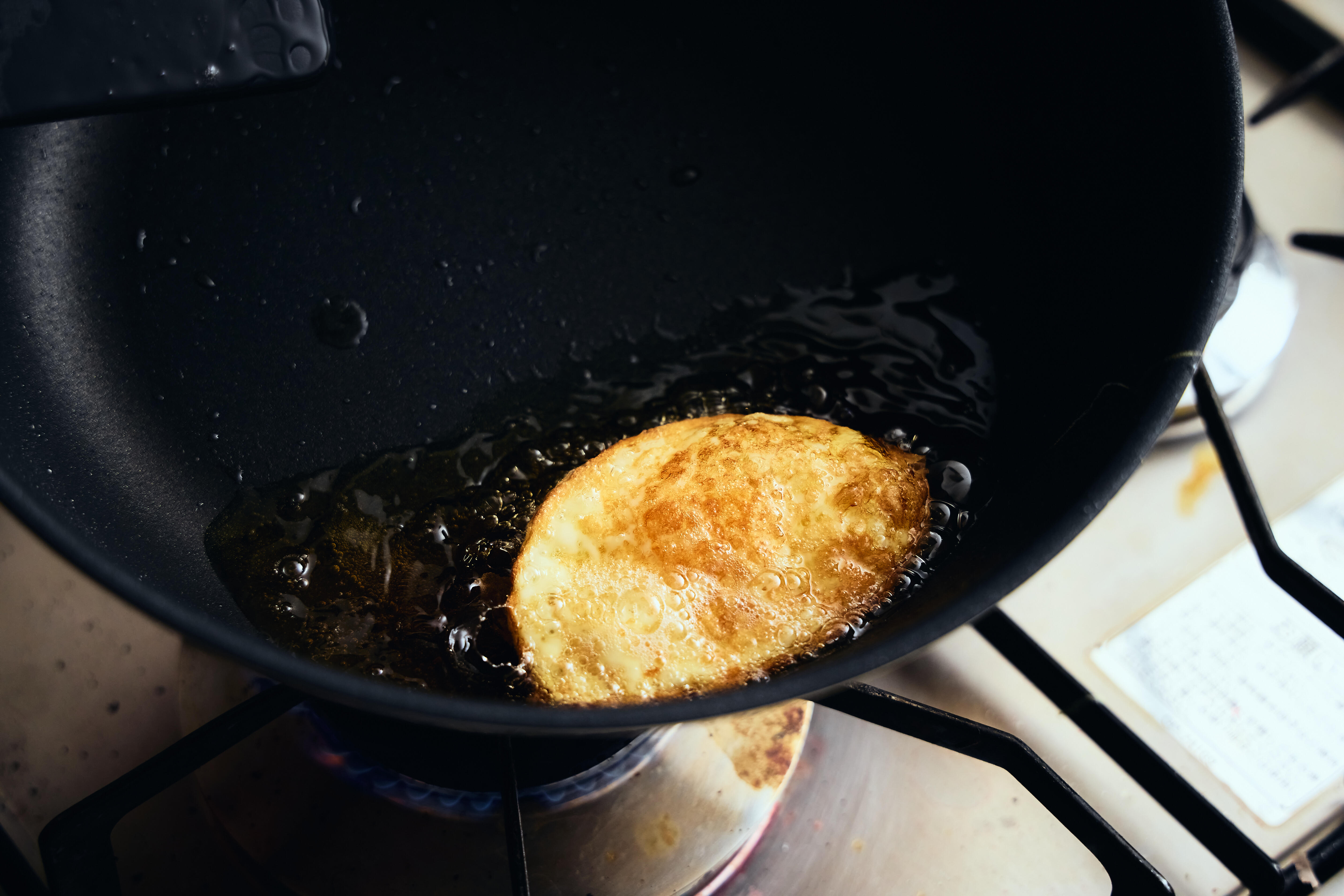 卵を揚げ焼きする