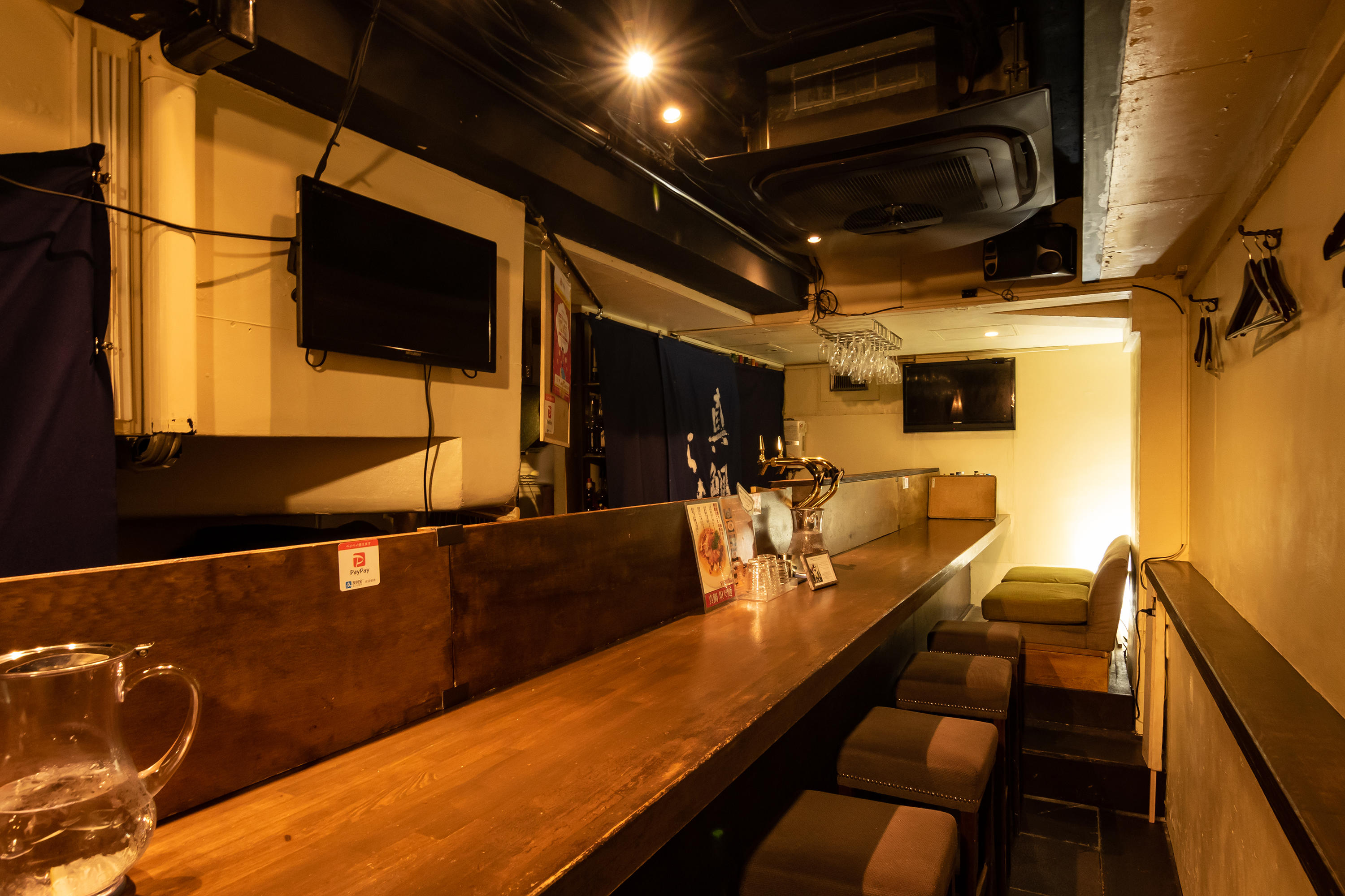 夜はバーとして営業している