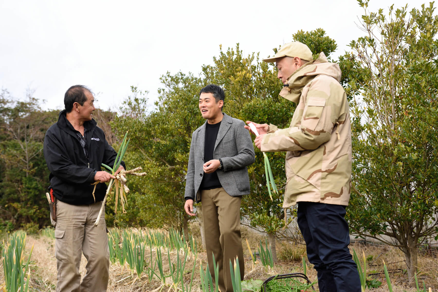 畑で食材を選ぶ料理人たち。