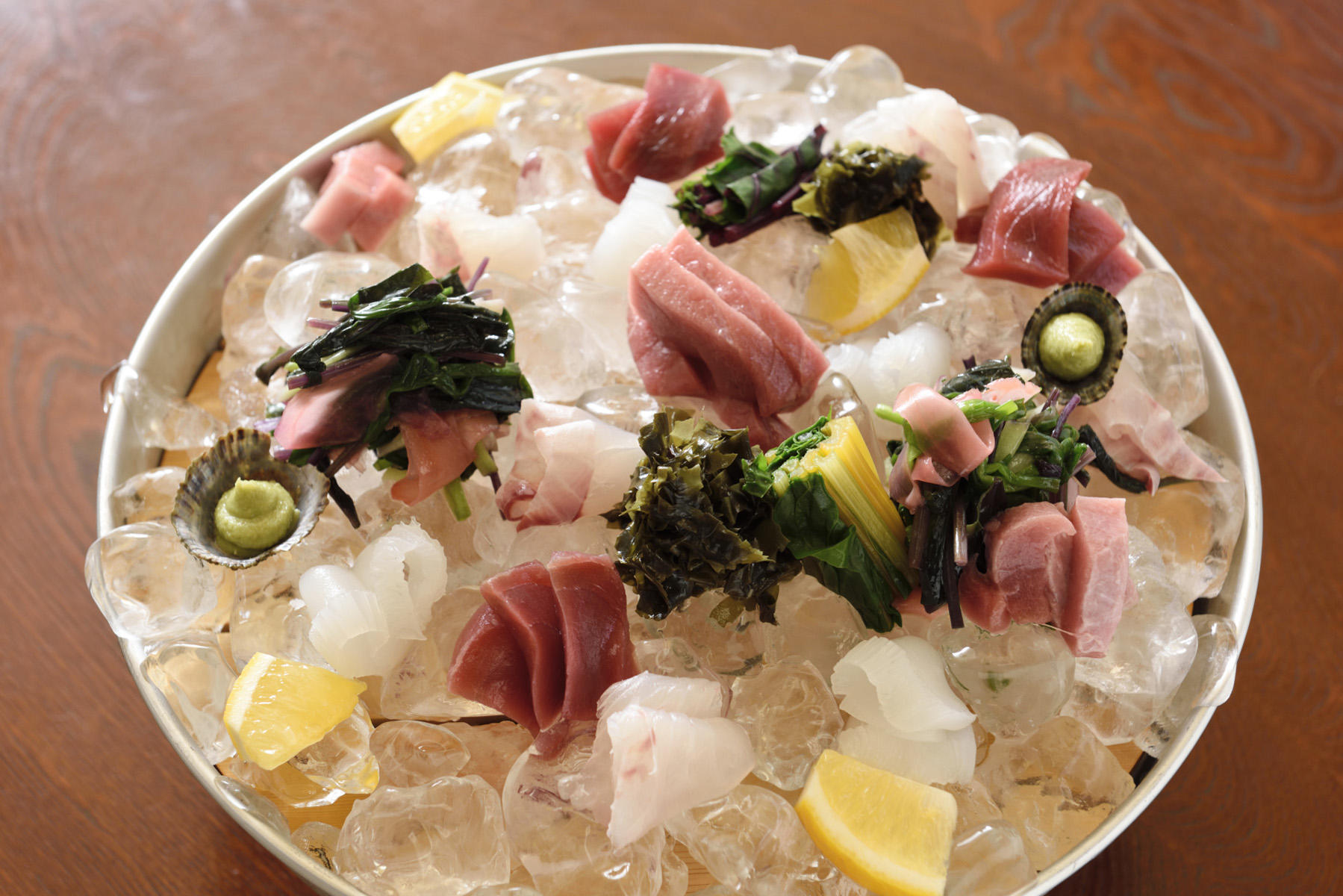 佐藤さんが一工夫加えた刺し盛り。