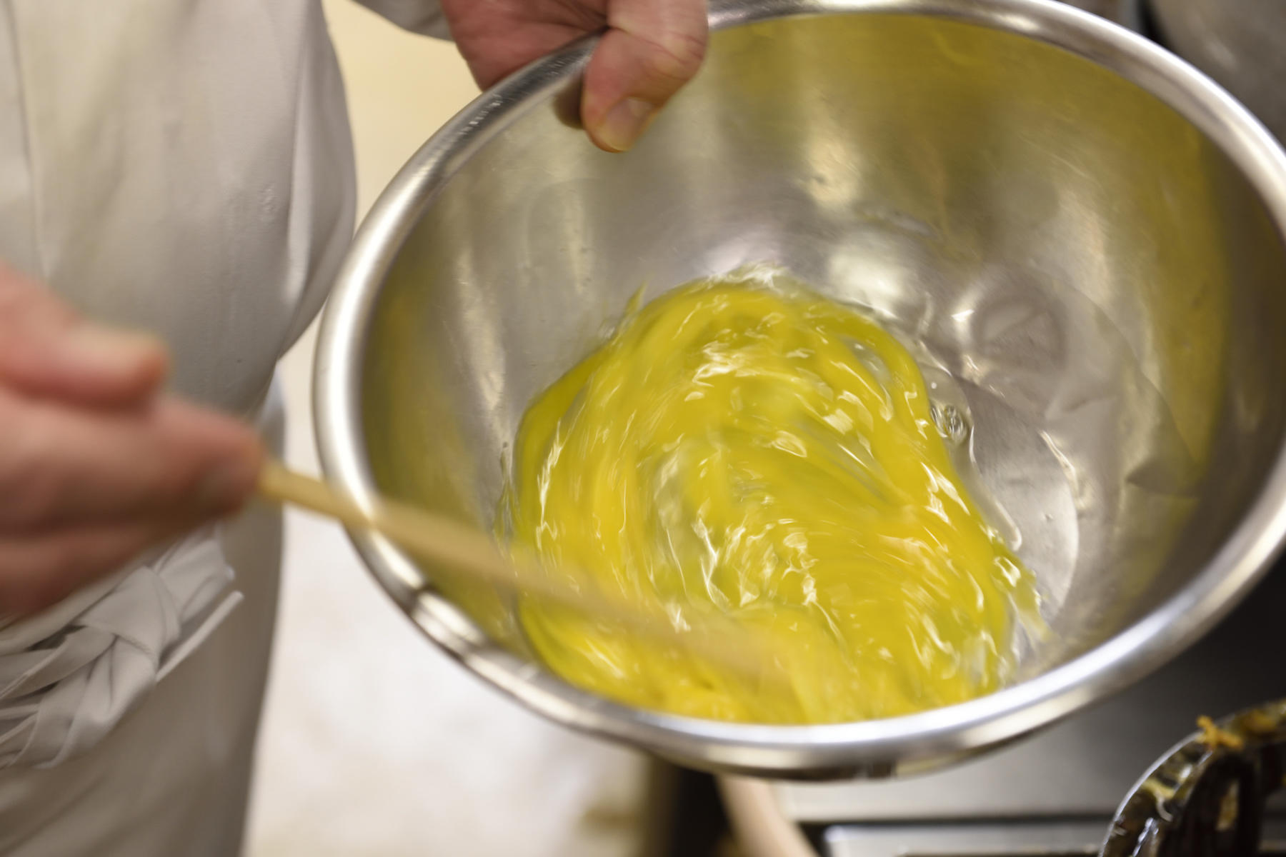 卵は、白身が箸でつまめるぐらいに混ぜる。コシのある白身がふんわりとした食感になる。