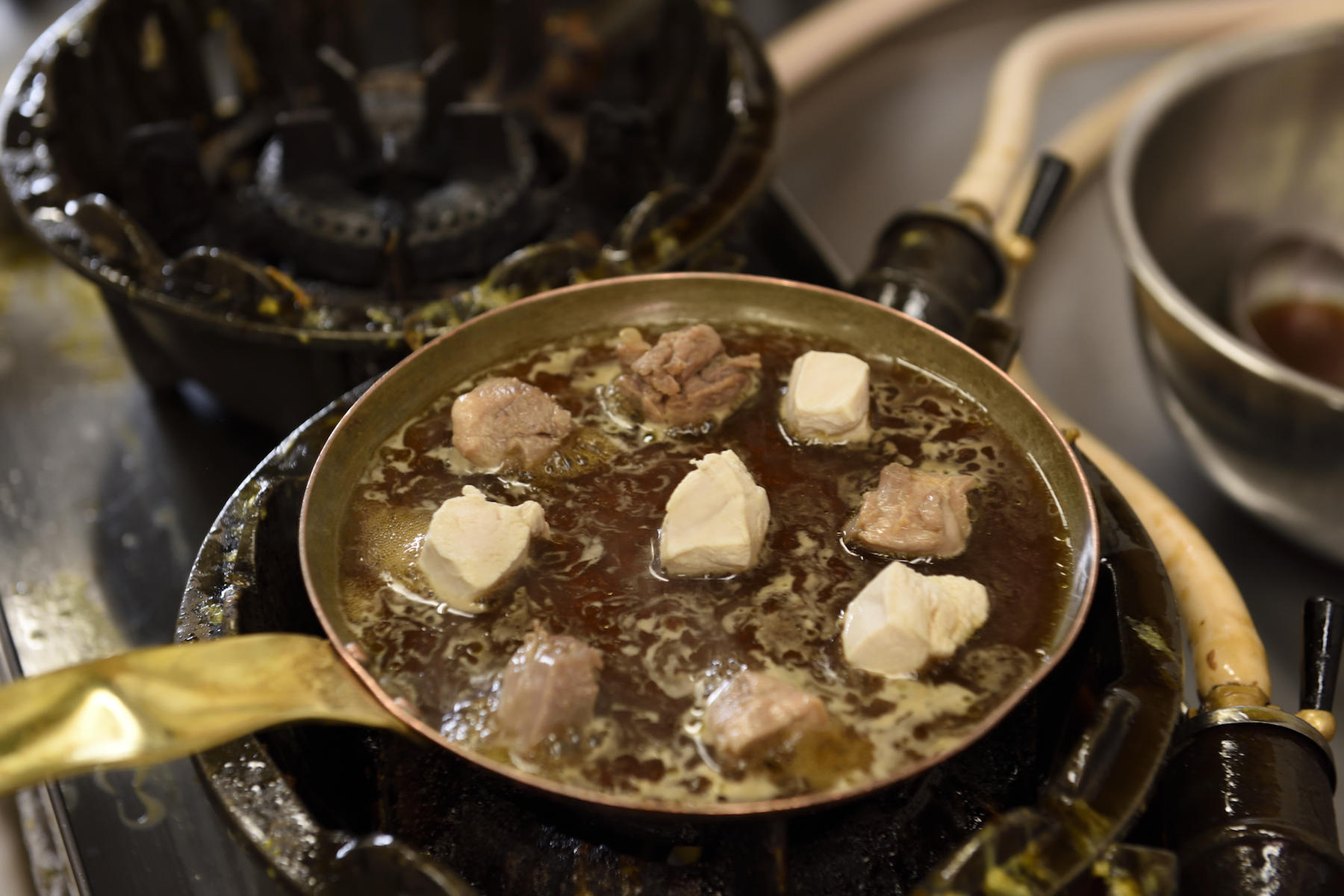もも肉とむね肉を等間隔に散りばめることで、どこから食べても肉と卵が一緒に口に入るようにする。