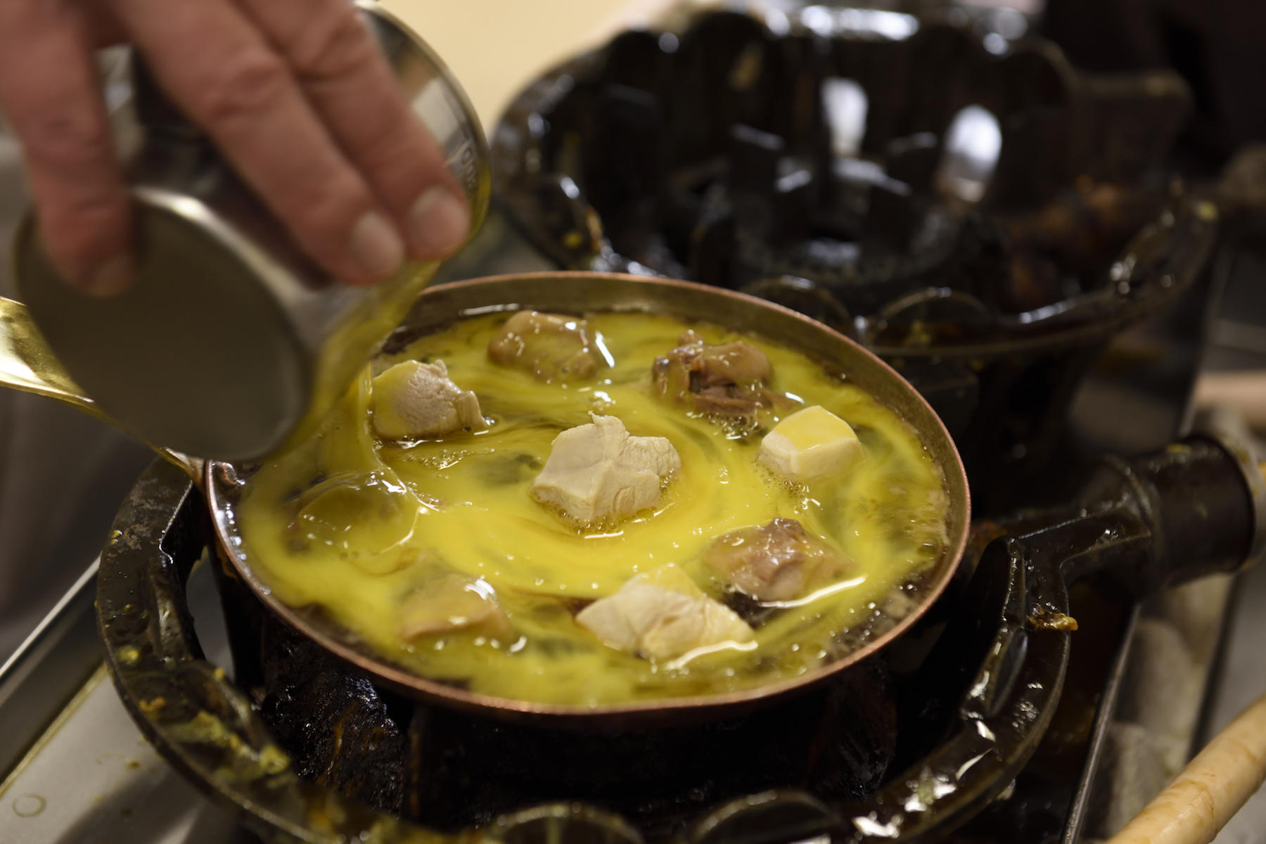 中心から外側へ円を描くように卵を回し入れると、厚みのムラがなく広がる。