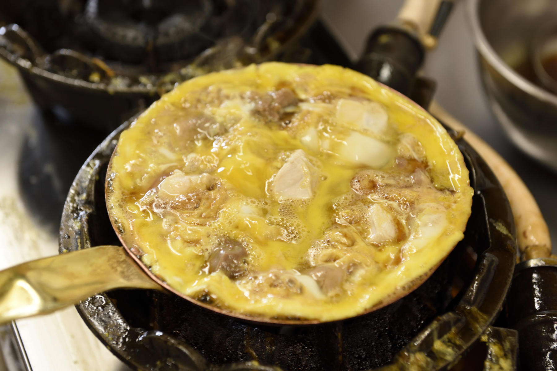 箸でつついて様子を見たくなるが、形を崩さないためにもじっと我慢。