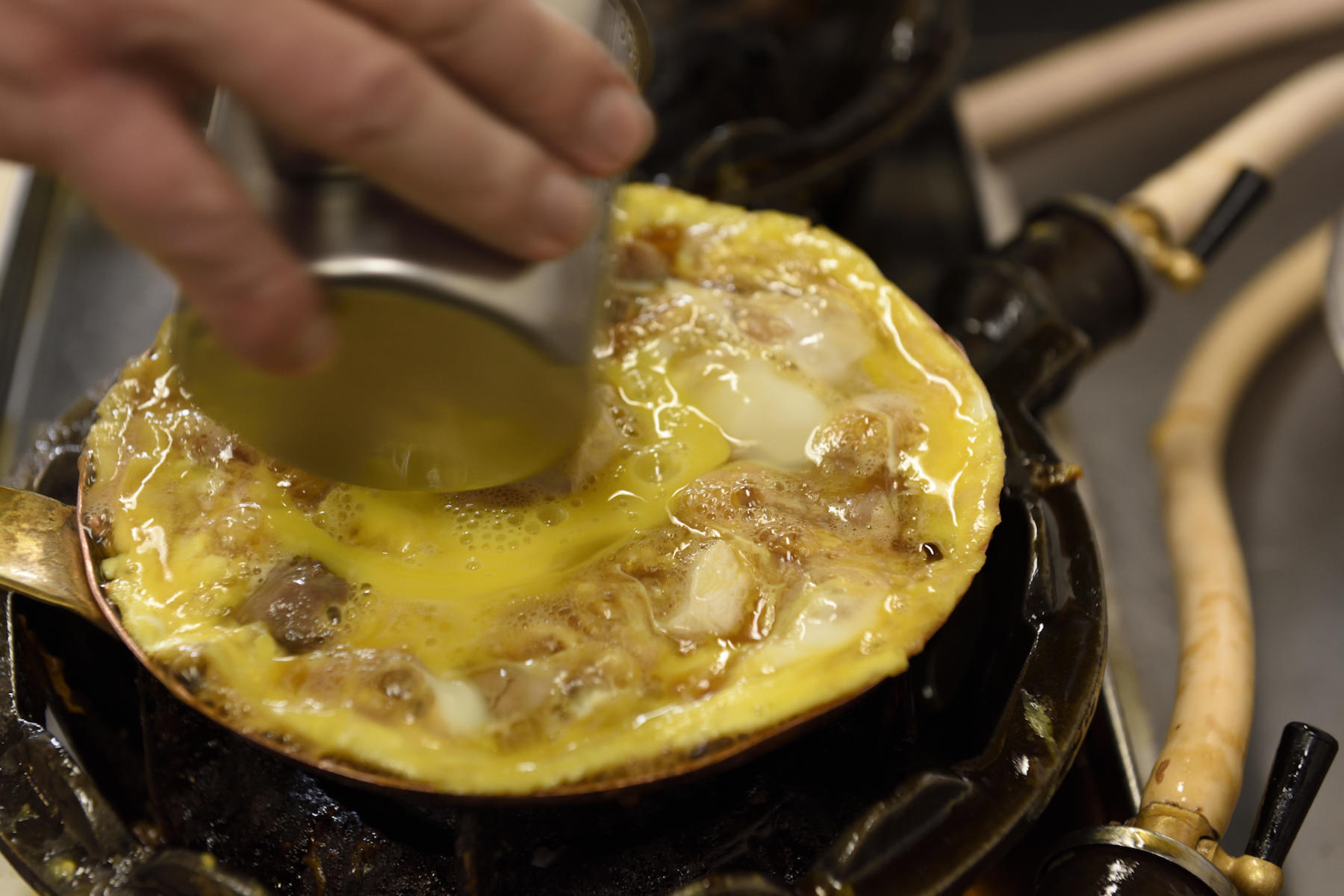 卵を2回にわけてかけることで、2度目の卵が半熟になり、親子丼のとろりとした食感を生む。