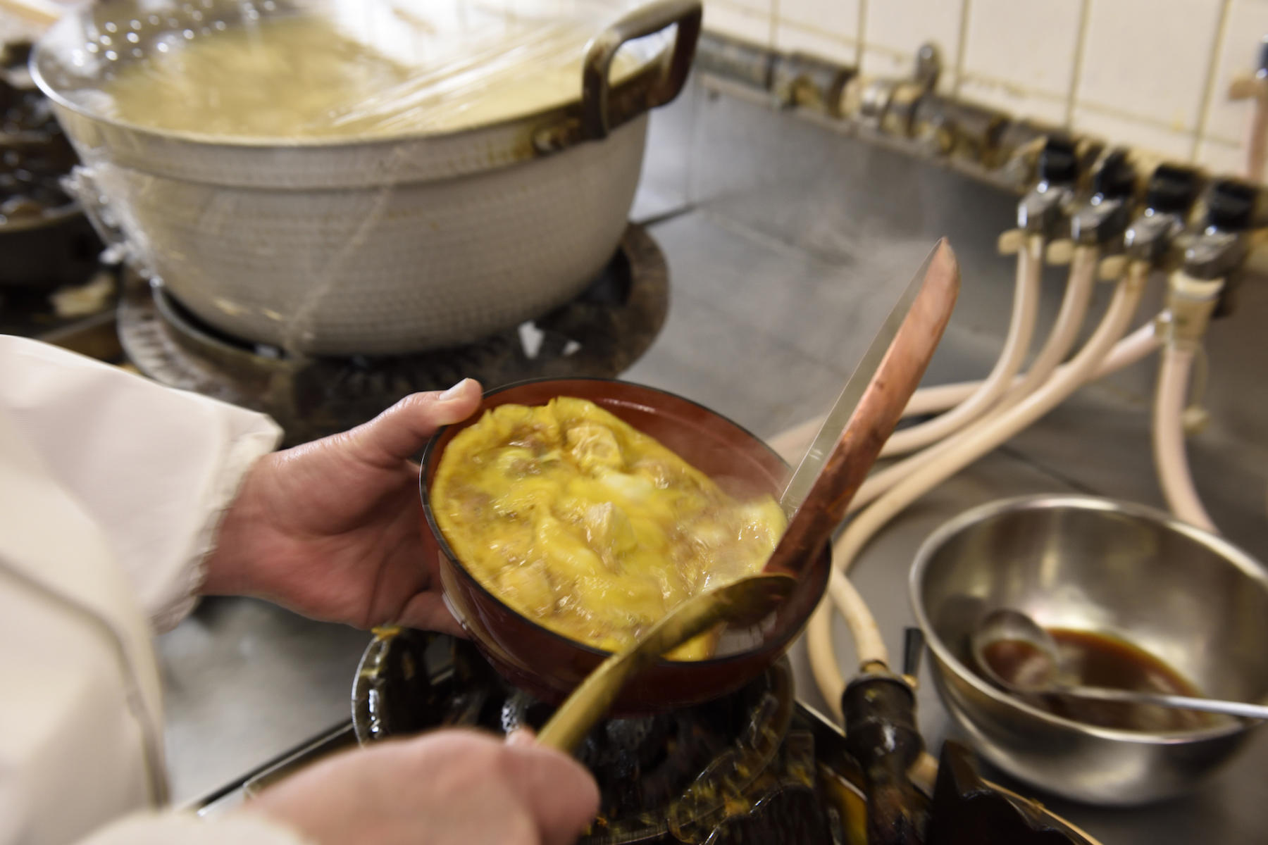 2度目の卵に火が通り過ぎないように、すばやくごはんの上へ。