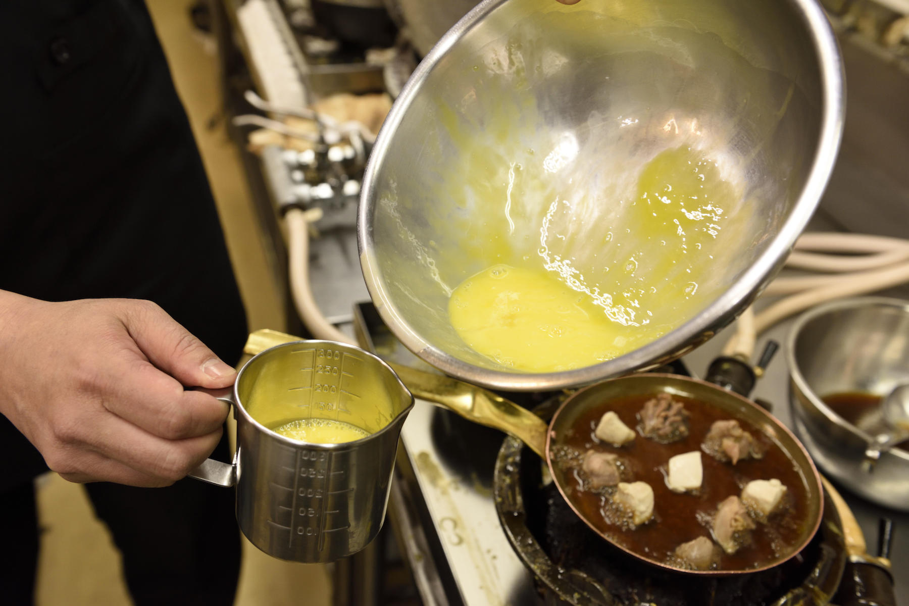 流し込む卵の量を調整するのに、注ぎ口のある容器が良い。