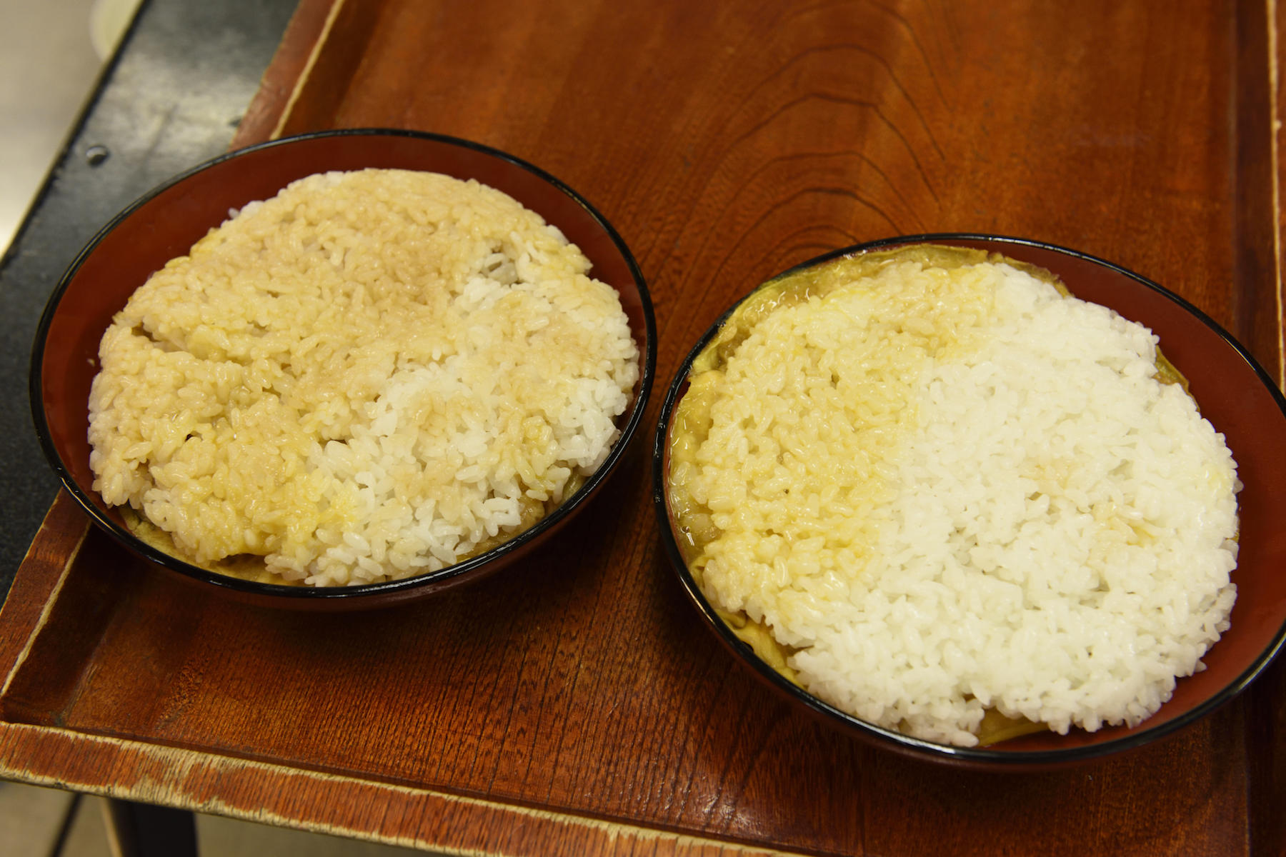 左側が山田さんのつくった親子丼。割下が全体に馴染んでいるのがわかる。